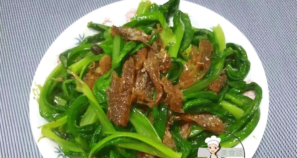 这青菜, 钙含量是莴笋的2倍, 配它一起炒, 清香脆嫩, 儿子吃撑了