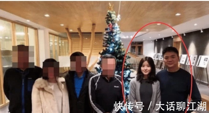 刘强东|章泽天父亲和刘强东合影,站女婿身后十分拘谨,毫无老丈人样子!