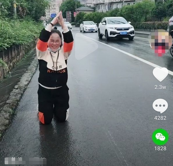 马化腾|某音博主跪求马化腾马云把游戏关掉，哭喊跪拜，难道真的有用吗