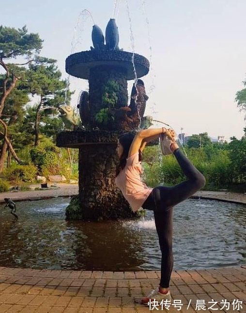 笑笑|热爱健身的姑娘喜欢阅读,到户外运动还带着一本书,身材好气质佳