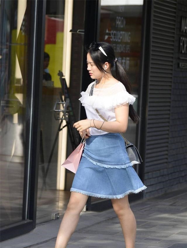 美女 精致的短裙穿搭,简约风格还衬托出时尚大气!