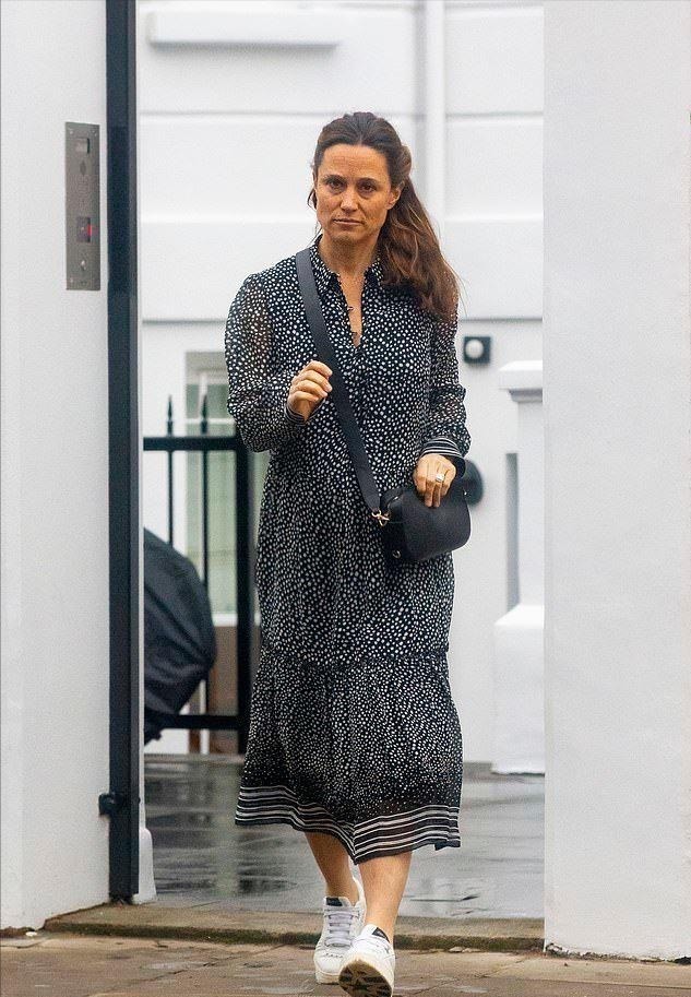 皮帕|凯特为迎结婚10周年做医美?穿婚纱大衣重回婚礼教堂,皮肤太平整