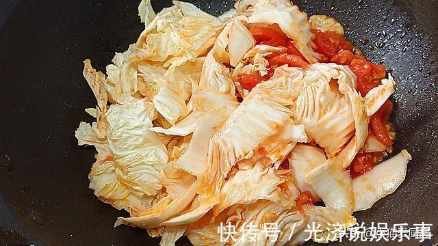 白菜|大白菜别再炖着吃,不用一滴水,加2西红柿,炒出来好吃特下饭