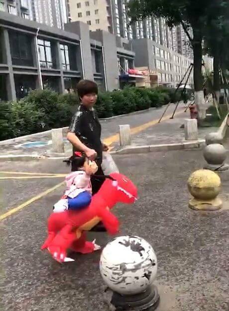 被冠|奶奶牵着孙女走路,被冠上“最霸气奶奶”的称号