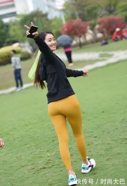 牛仔裤 穿着卡其色，时尚而老成，充满高级感