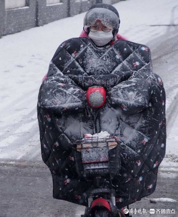 济南|济南大雪挡不住忙年人，雪中骑车小心翼翼