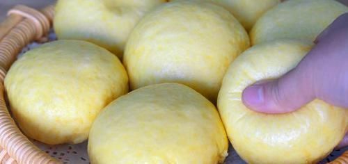 玉米面最好吃的做法，开水烫一烫，粗粮细作超松软，比面包还好吃