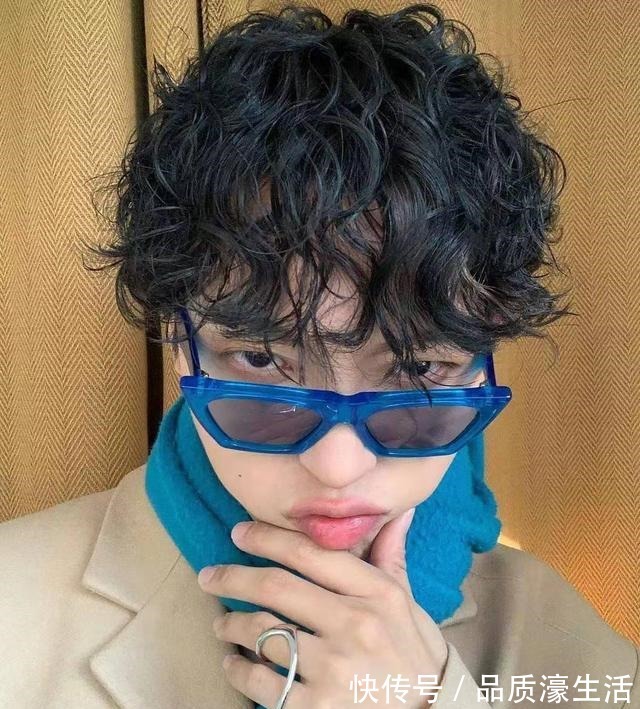 脏辫 锡纸烫已经“失宠”,羊毛卷、黑人烫、狼尾式火了,炸街发型上线!