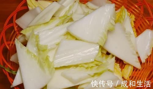 白菜炖豆腐时,先炒白菜还是先炖豆腐?大厨教你饭店做法,太香了