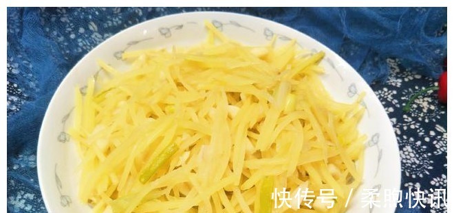 炒土豆丝时,放醋方法有讲究,教你1招,土豆丝酸香不呛口!