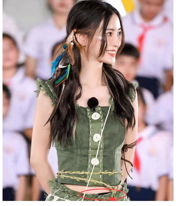 杨颖|杨颖晒《奔跑吧》剧照,打底裤颜色清晰可见,网友:太粗心了吧