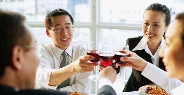 敲打|酒桌上领导让你“去催菜”,别说“好的”,不懂3个暗语被敲打