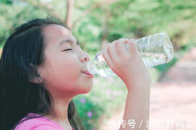 父母|又一个孩子“水中毒”离世,父母快停手,别再给孩子强行喂水了