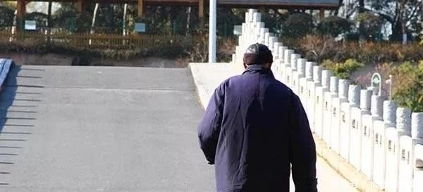 背部|每天趴地三分钟，多年的驼背好了？一个月后还会有意料之外的好处