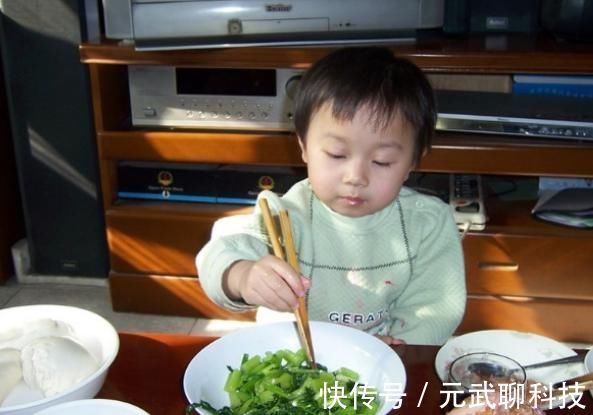 性早熟|7岁女童性早熟,医生3种食物别给娃吃,是餐桌上的催熟剂