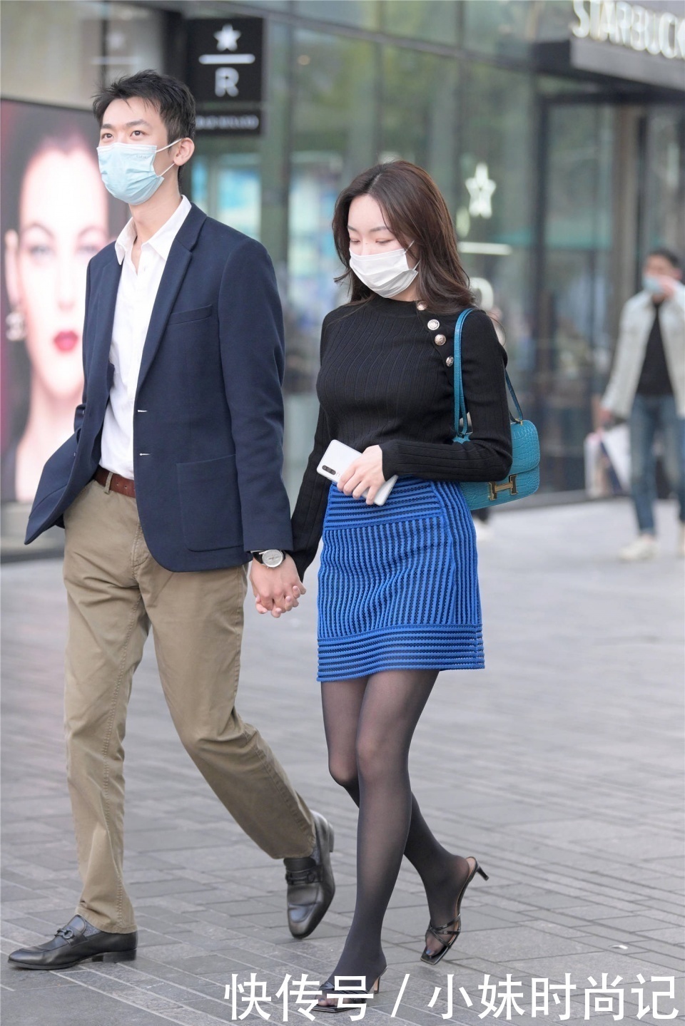 讲究|街拍:穿着黑色丝袜的女生,搭配高跟鞋还是平底鞋,其实也有讲究