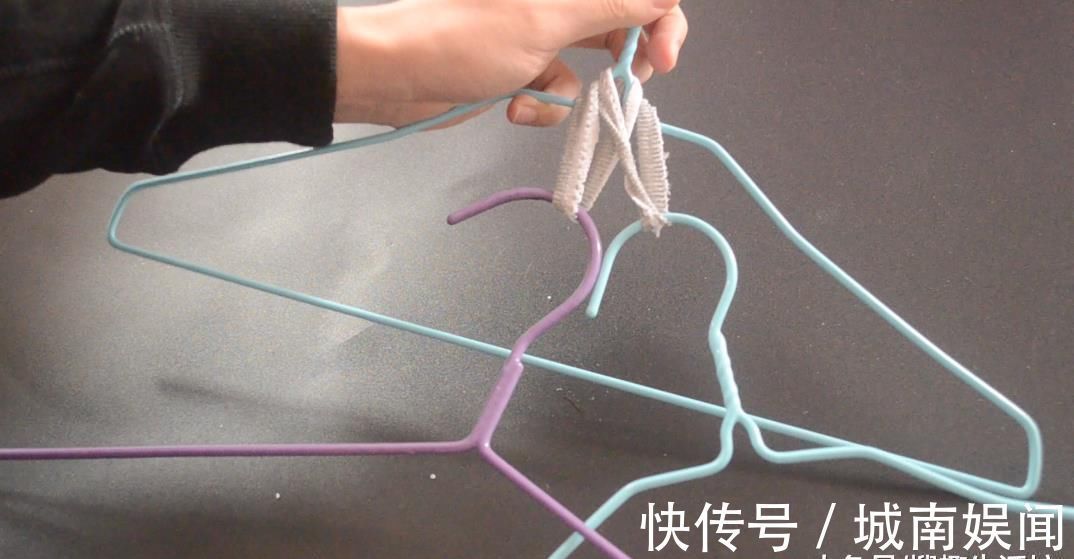 家庭|袜子剪一剪套在衣架上太实用了, 解决了很多家庭的困扰, 赶紧试试
