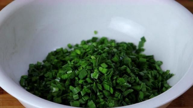 韭菜盒子新吃法，这做法头一次见，简单快速，上桌瞬间扫光