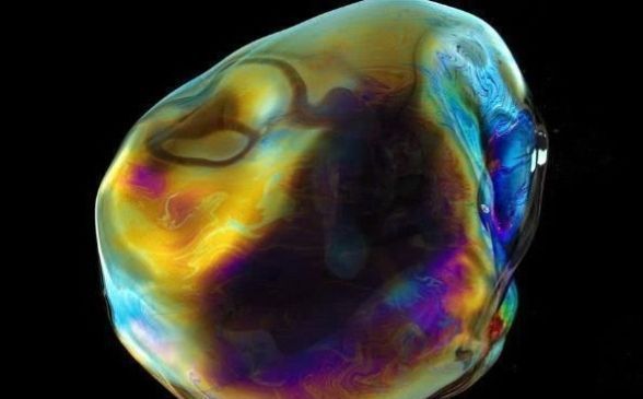 肥皂泡 肥皂泡在破裂的一瞬间,温度竟然可以高过太阳表面温度的几倍