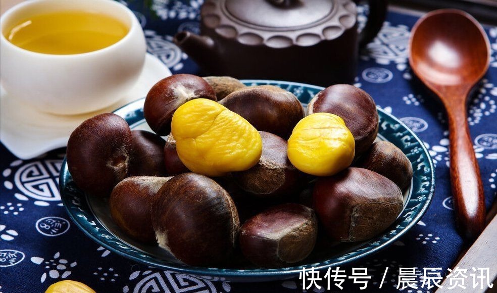 板栗好吃剥壳难，原来是用错了水，教你一招，去皮干净不伤手