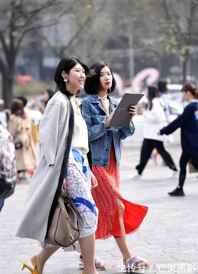 坡跟|美女粉色的连衣裙搭配一双坡跟的高跟鞋,走路平稳,简约时尚
