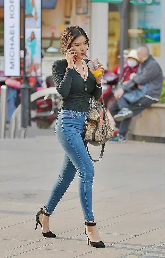 街拍：直发飘飘的小姐姐，十分新颖的打扮，优雅时尚