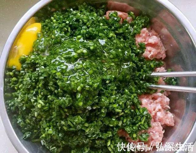 调韭菜馅，10个人7个错，多加这一步，韭菜又绿又脆不出水，真香