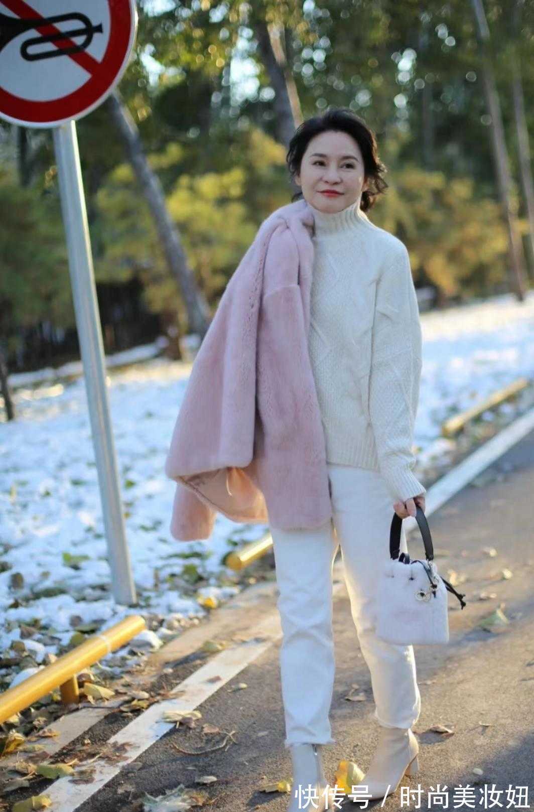 通身|五六十岁怎样穿出30岁即视感,学这位姐姐“粉色”穿搭,优雅减龄