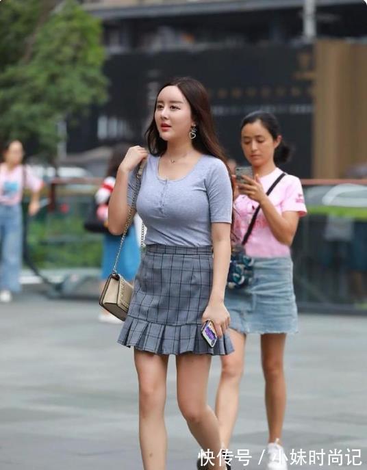 短裙|街拍:微胖美女也有春光,短裙齐备,魅力显露无遗