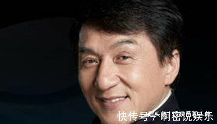 节目录制失控,何炅离席,成龙一脚踹向主持人,网友却说解气