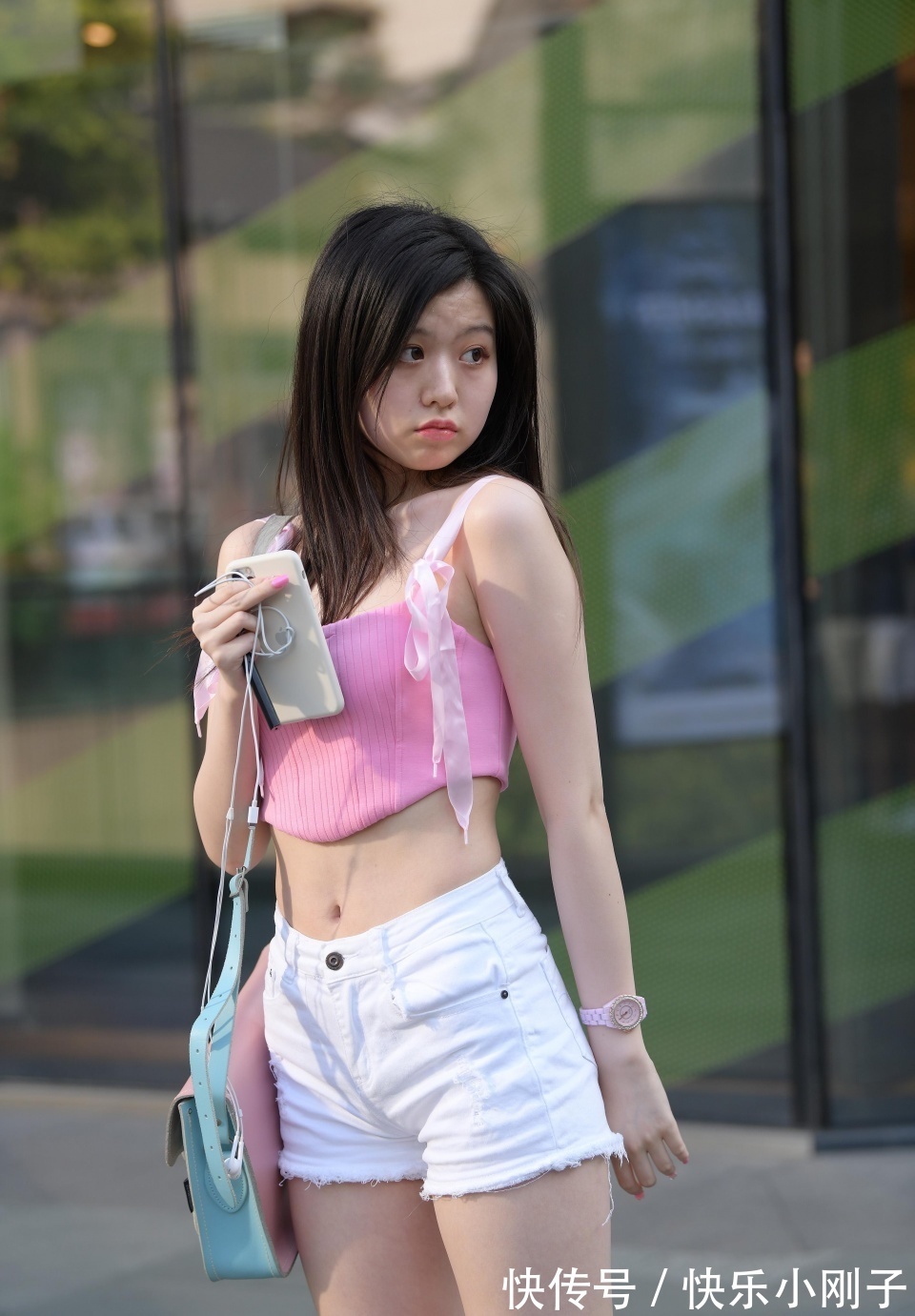 穿搭|街上碰到两位小姐姐逛街,虽然穿搭有所不同,但是都非常的时尚