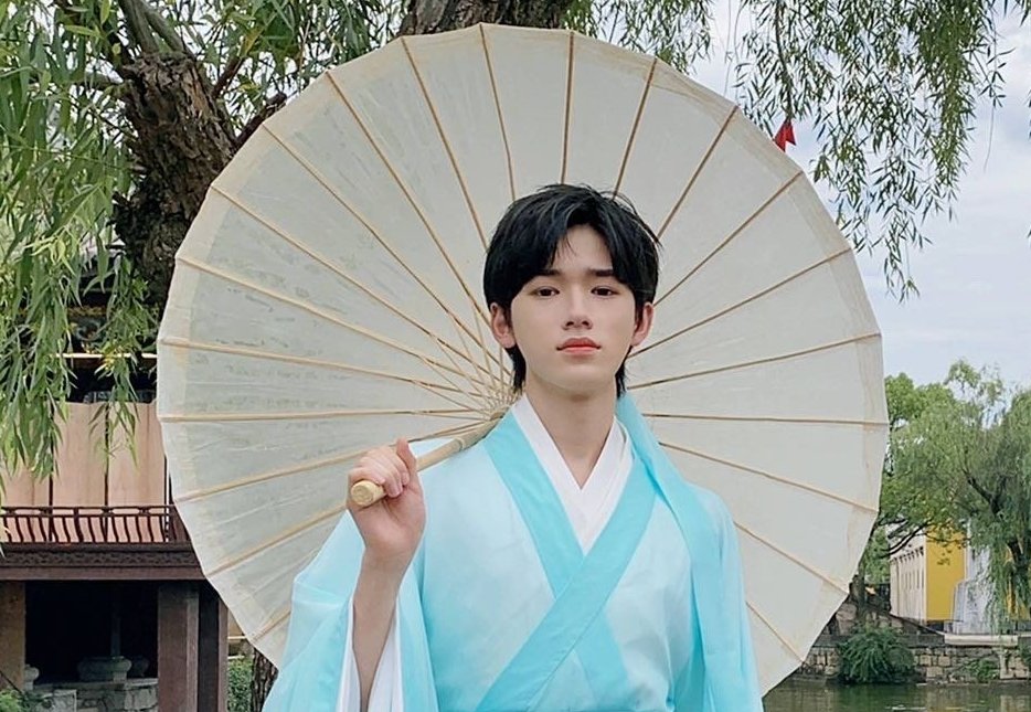 楊紫|《萌探》有新鮮路透，楊紫那英爭相當白蛇，沒成想正版到來美翻了