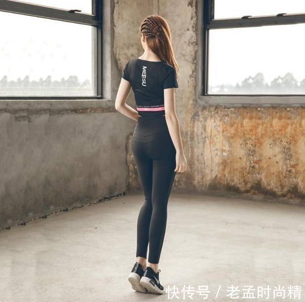 打底裤 街拍:打底裤小姐姐的搭配显得精神气十足!