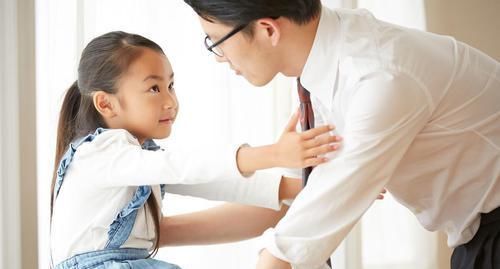 门卫|因爸爸接孩子迟到，三胞胎女儿集体“抗议”，把门卫大爷逗笑了