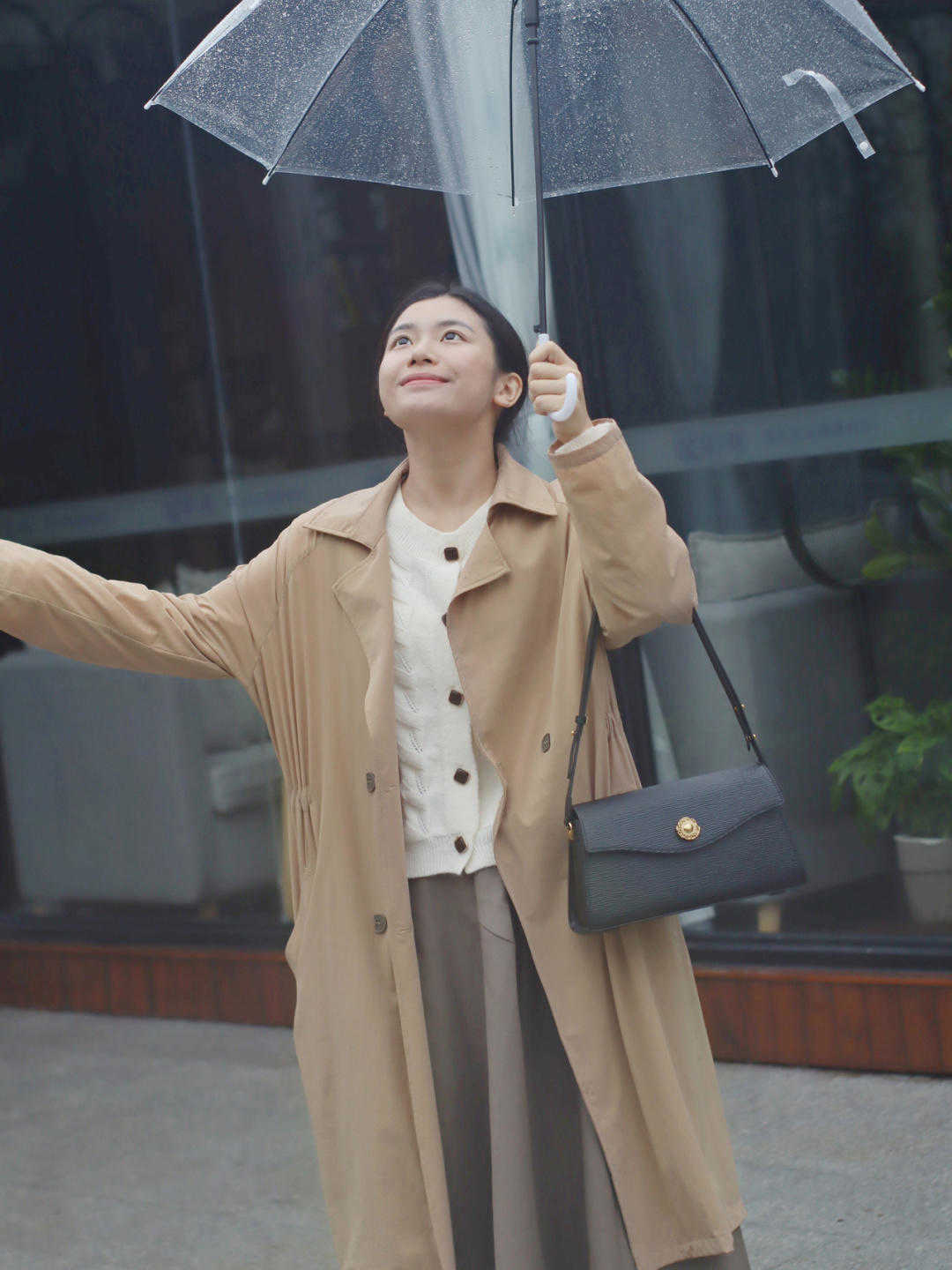 针织衫|入秋以后怎么穿？衬衫搭配白色百褶裙简约时髦，干练又不失优雅