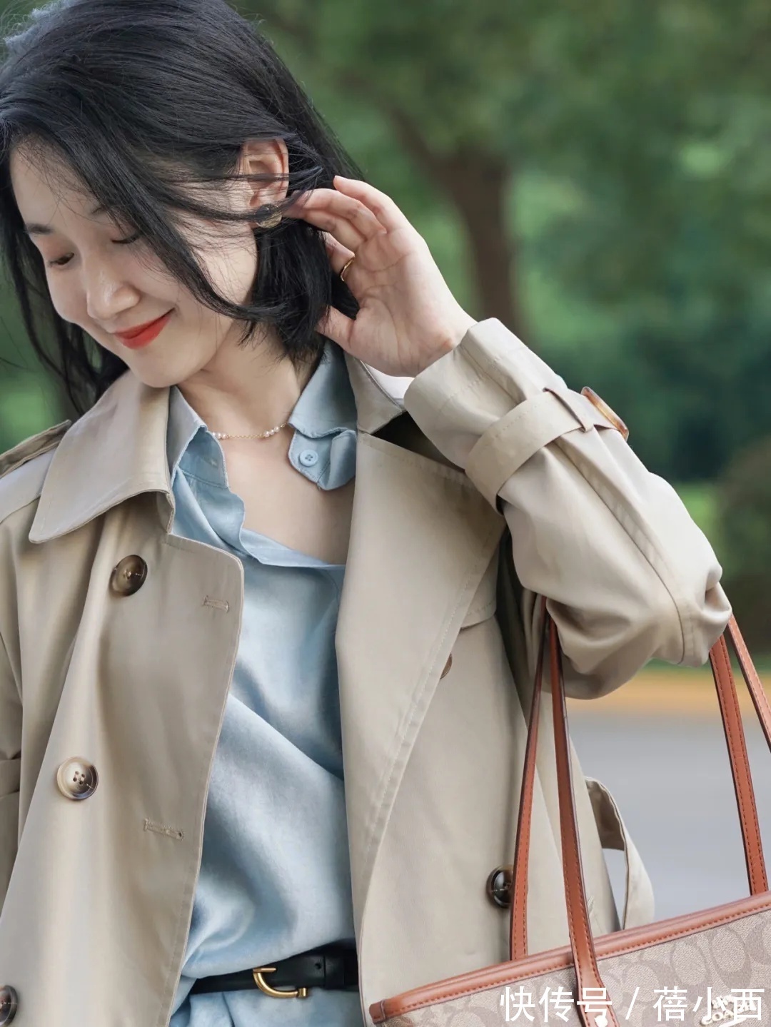 乐福鞋|秋季建议爱美女性多穿“风衣”,搭配连衣裙、半身裙,时髦又优雅