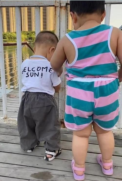 孩子|俩个同龄宝宝在一起玩,身高体重差距大引争议:小码遇到了加大码