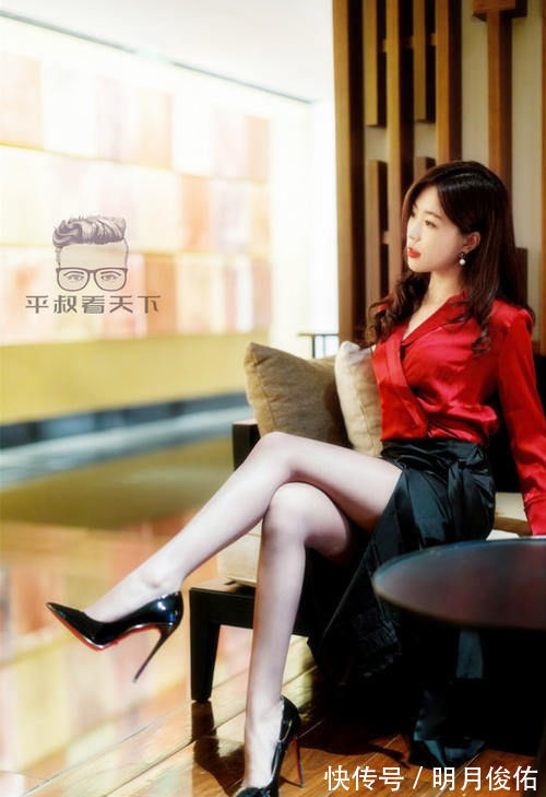 身材|美女穿搭:小姐姐爱穿红色休闲衬衫配紧身黑色开叉裙,性感妩媚,熟女风超吸引人!
