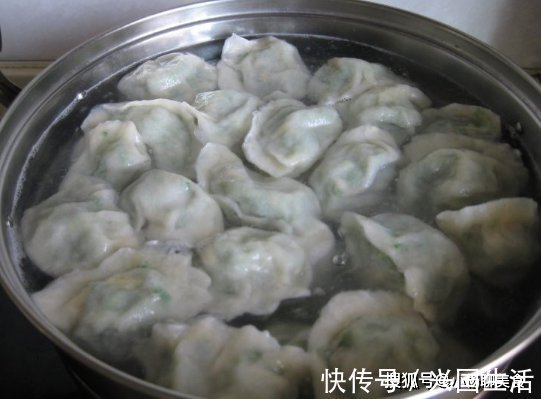 味道|煮饺子时,要不要加点凉水?教你正确的煮法,饺子不破皮味道好