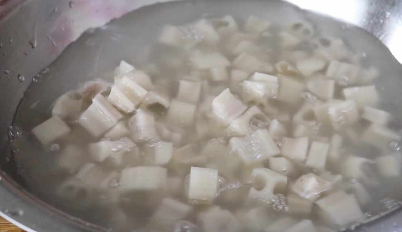 饭店的莲藕为啥好吃,大厨教你,别直接下锅炒,包你爽脆好吃