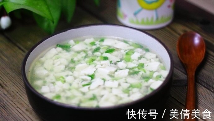 这碗豆腐汤太好喝，细腻滑爽，饭前饭后来两碗，多喝也不怕胖