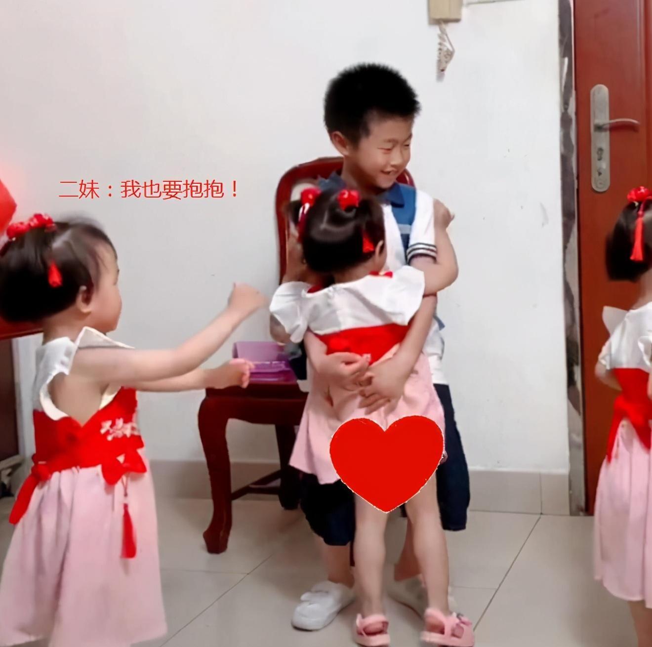 哥哥|儿子想要一个妹妹,结果妈妈一次生了仨,三胞胎等哥哥放学萌化了