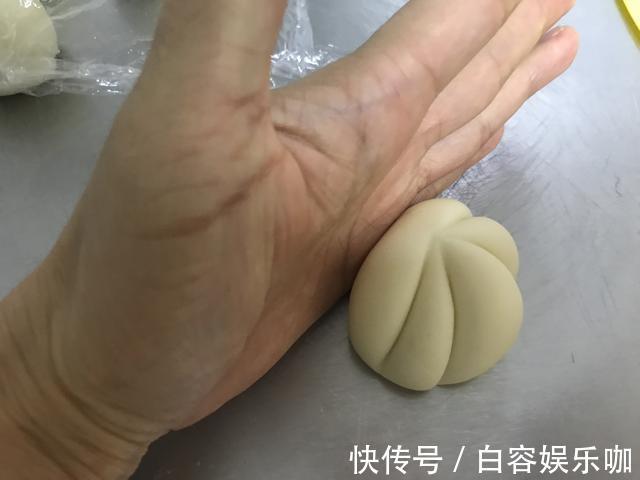 蒸制|80岁奶奶教我：馒头要想松软白胖又光滑，这2点很重要，涨知识