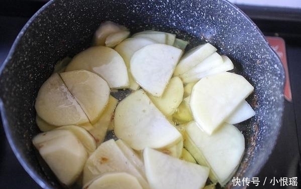 干锅排骨做法:想吃什么蔬菜加什么,吃到冒汗才过瘾