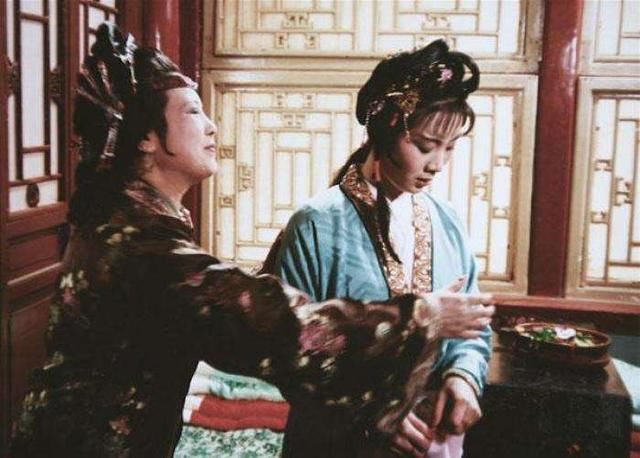 邢夫人@红楼梦:为什么鸳鸯宁死不肯嫁给贾赦做妾?不只是嫌他老