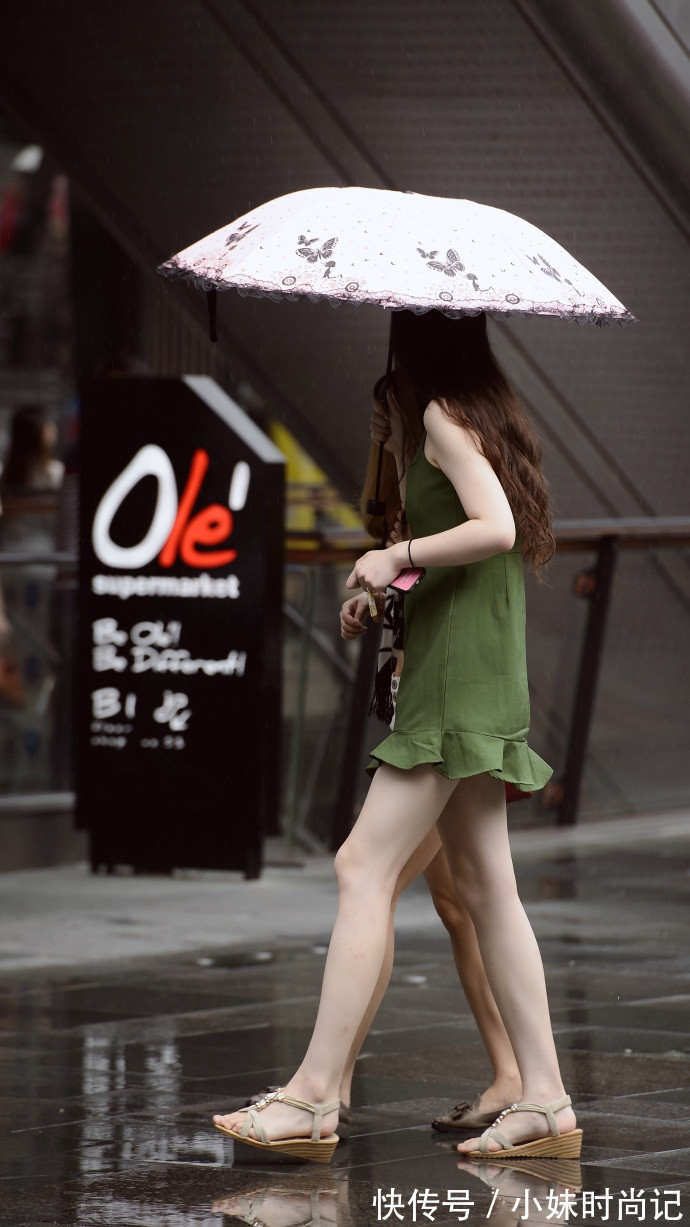 街拍 成都街拍,黑色一字肩上衣搭配毛边牛仔裤,甜美中带点性感