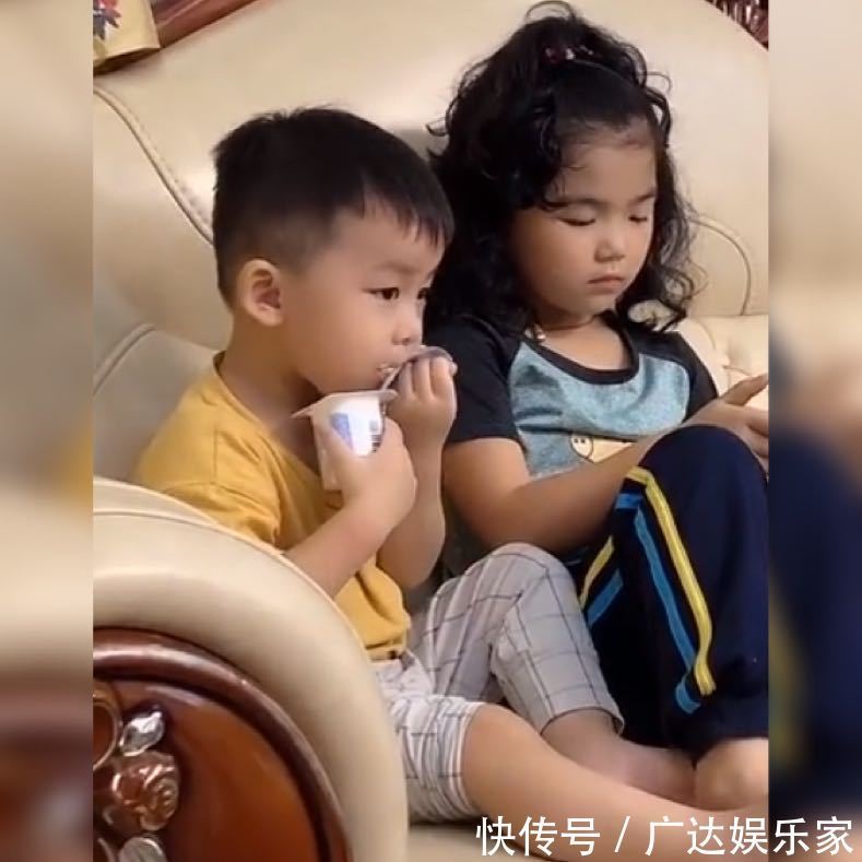 弟弟|弟弟贴心“伺候”姐姐喝酸奶,自己却卑微地舔瓶盖,网友太苦了