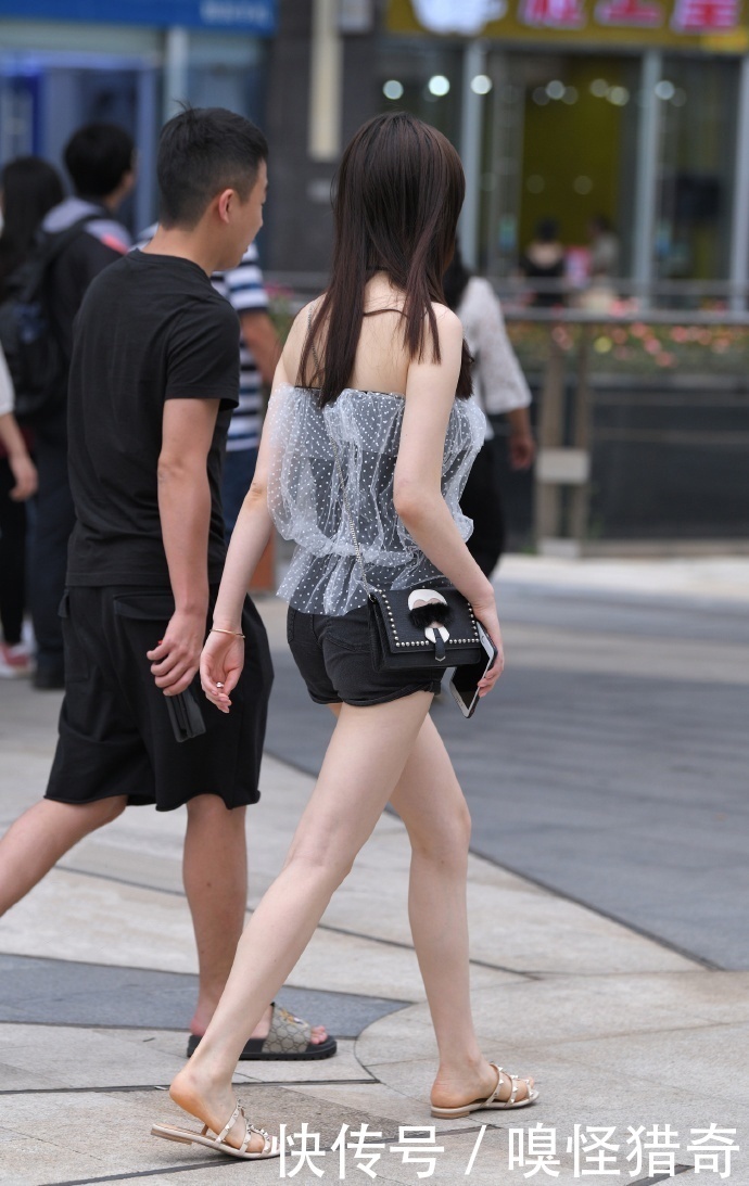 街拍：小姐姐的这一双美腿真的耀眼