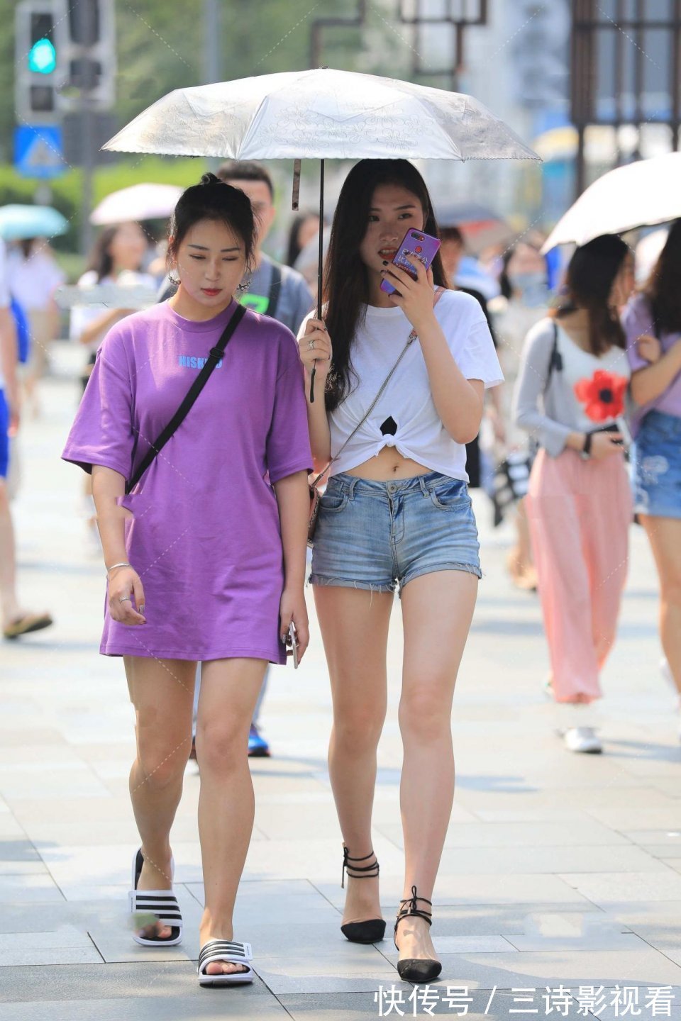 搭配 白色小吊带搭配牛仔短裤,显得年轻,尽显气质