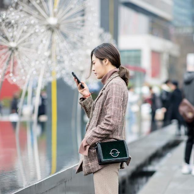 街拍|美女街拍:个性穿搭的紧身牛仔裤小姐姐,清爽可爱美丽动人